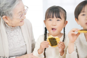 噛み応えのあるものをよく噛んで食べる