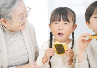噛み応えのあるものをよく噛んで食べる