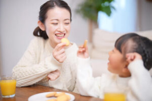 おやつを食べる